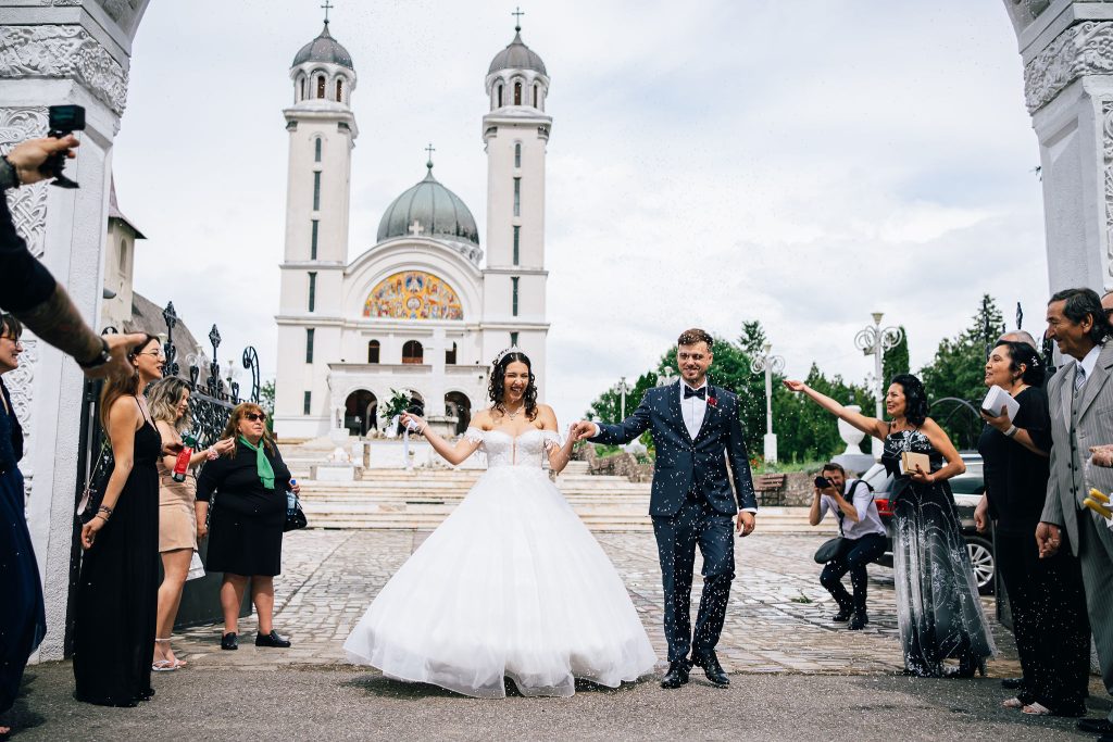 Invitații aruncă cu orez peste miri la ieșirea din biserică