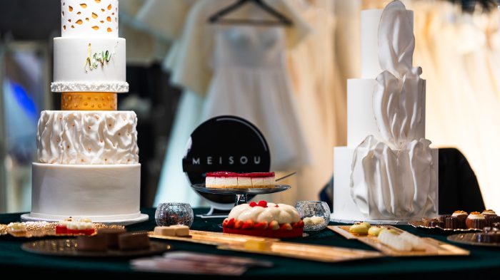 Torturi pe mai multe etaje și prăjituri pe masa Meisou, la Târgul de nunți Events by Werk din Hunedoara.