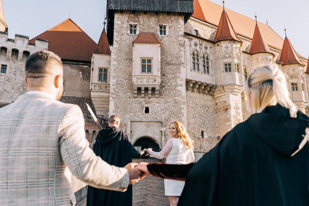 Ceremonie de nuntă la Castelul Huniazilor, cu miri și invitați în decor medieval