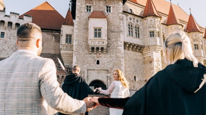Ceremonie de nuntă la Castelul Huniazilor, cu miri și invitați în decor medieval
