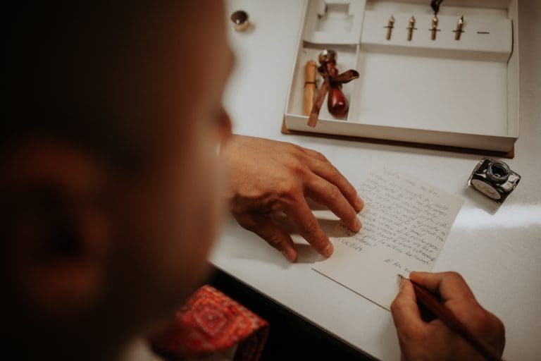 Mire scriindu-și jurământul de mână înainte de ceremonia de nuntă