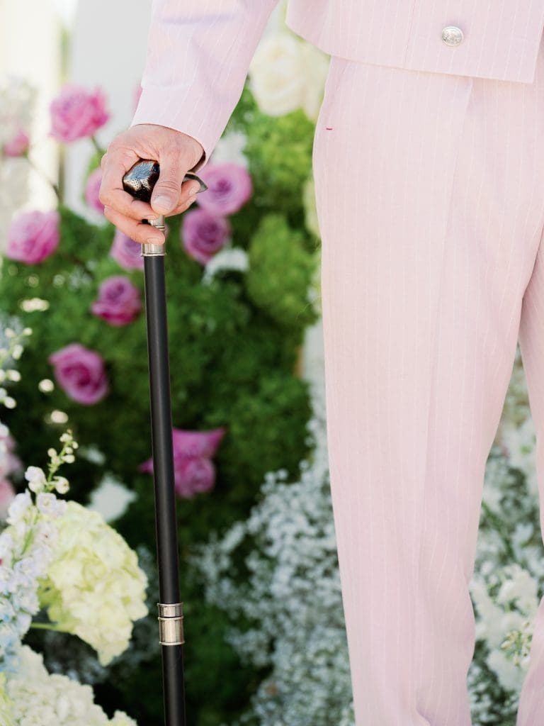 Detaliu de baston negru cu mâner metalic în ținuta mirelui de styled shoot