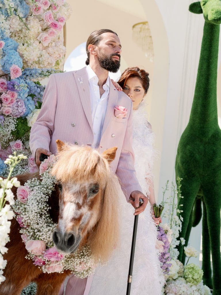 Mire și mireasă alături de ponei decorat cu flori, în styled shoot de nuntă creativ