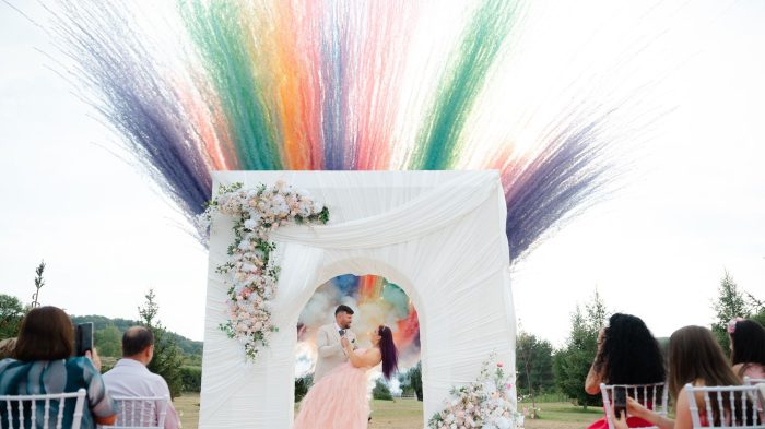 Cununie civilă în aer liber la Conacul Archia, sub o arcadă albă decorată cu flori