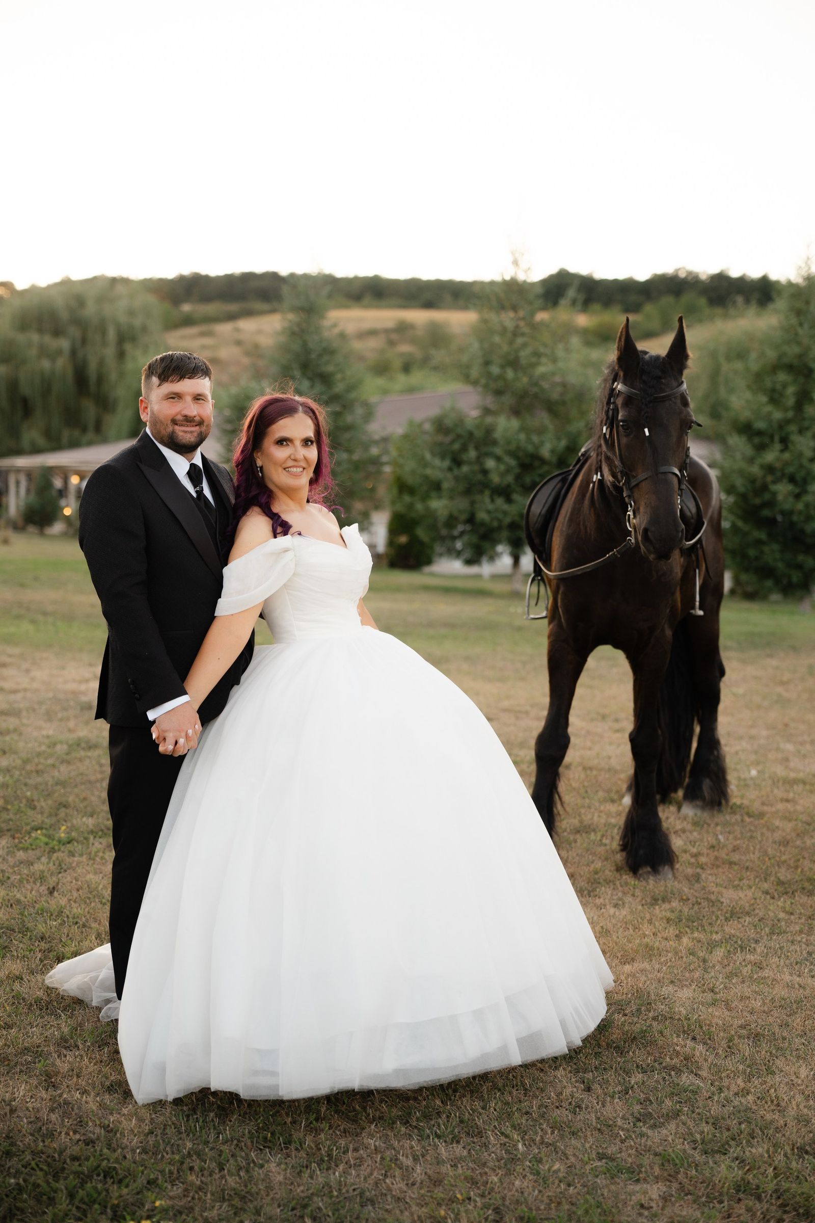 Miri la ședința foto lângă un cal negru, pe spațiul verde al Conacului Archia