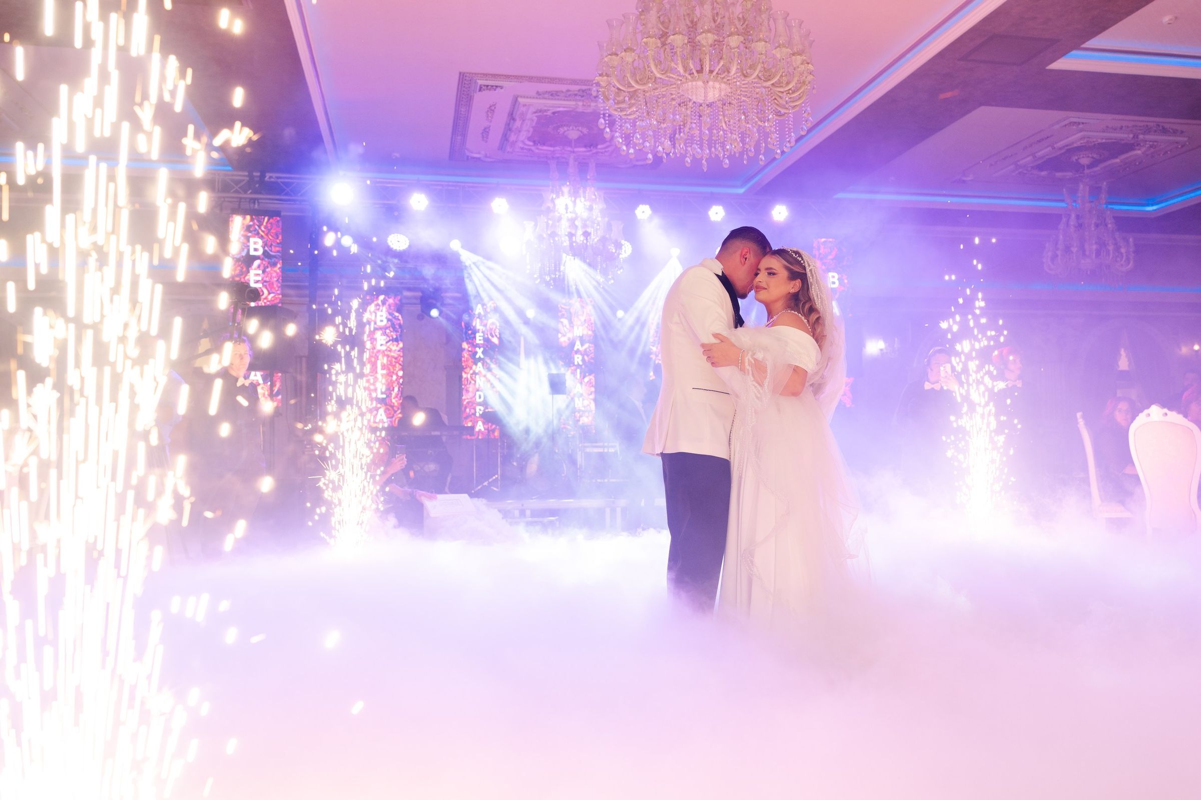 Dansul mirilor printre artificii reci și fum greu la Imperial Events Deva