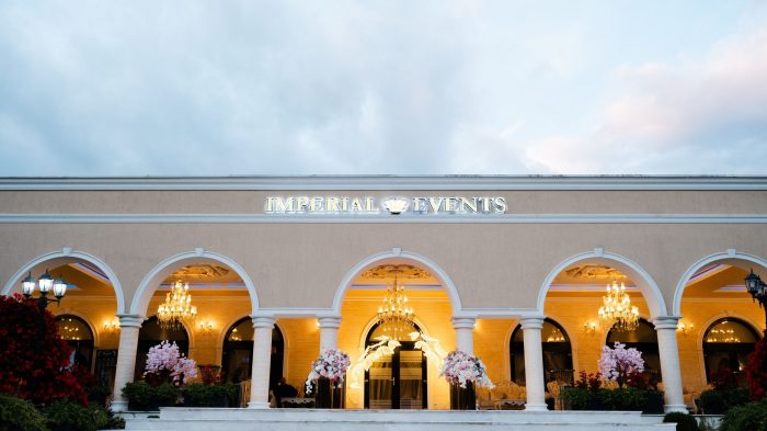 Fațada Imperial Events Deva, cu arcade albe luminate de candelabre, la căderea serii