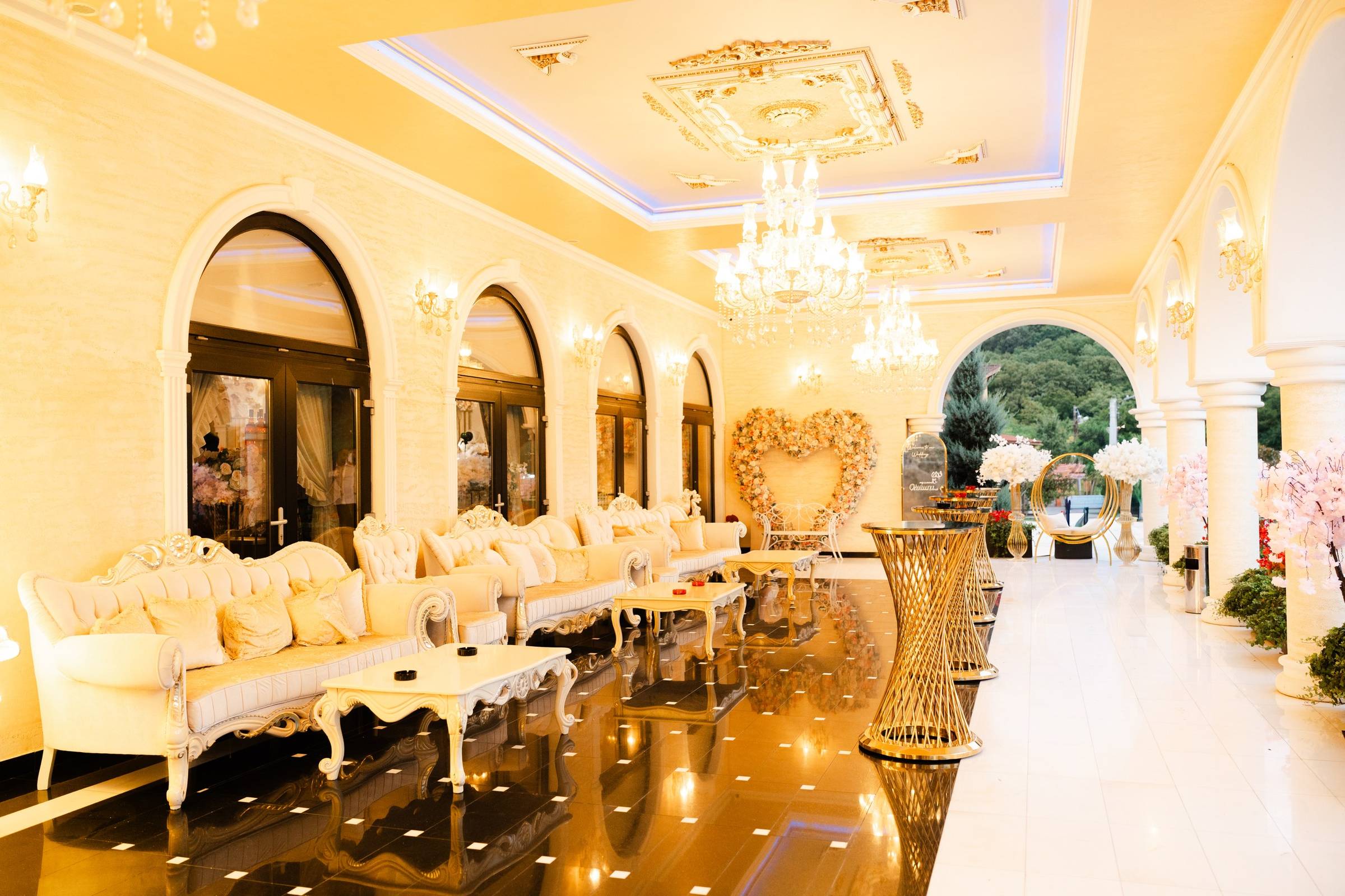 Galeria cu arcade de la Imperial Events Deva, cu canapele albe și candelabre