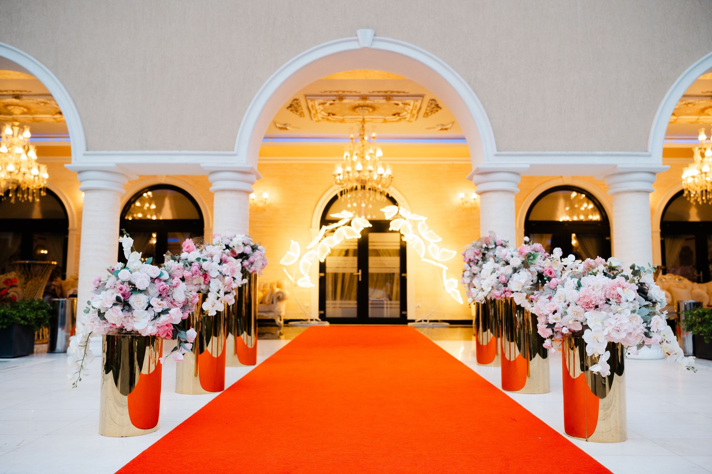 Intrarea în Imperial Events Deva, cu covor roșu și aranjamente florale roz