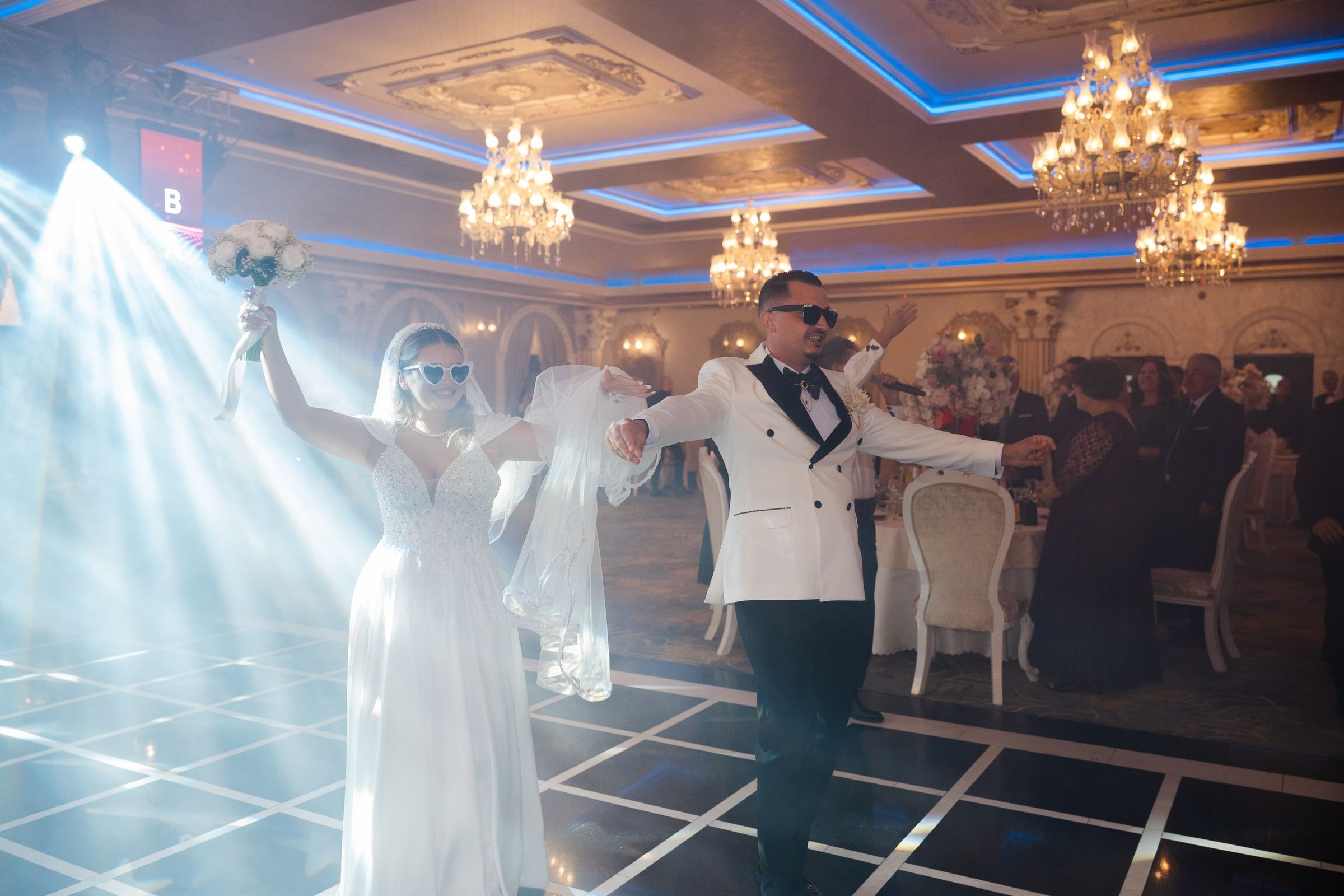Mirii dansează cu ochelari de soare sub proiectoarele de pe ringul de la Imperial Events Deva