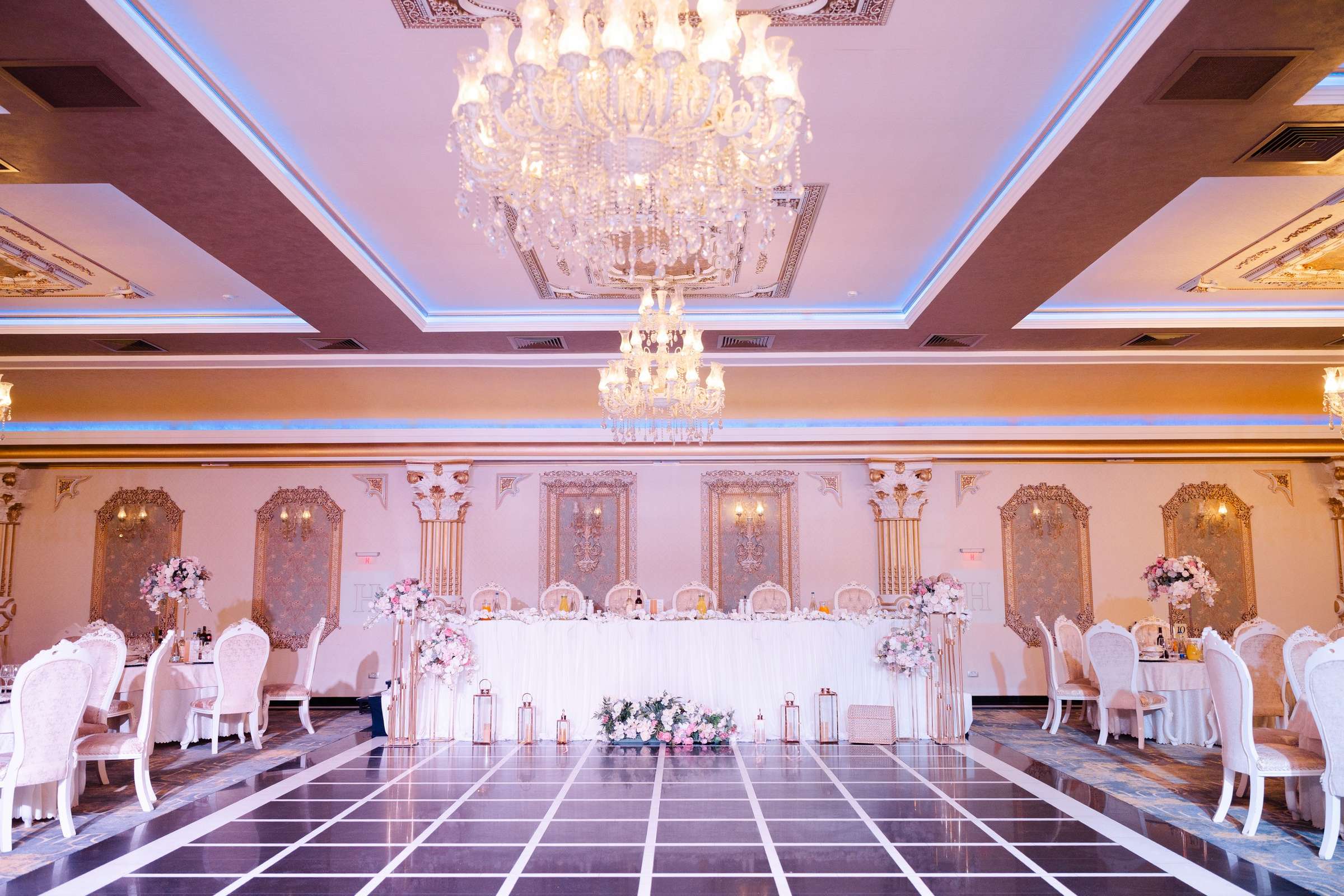 Sala mare de la Imperial Events Deva, cu ring de dans lucios și candelabre de cristal