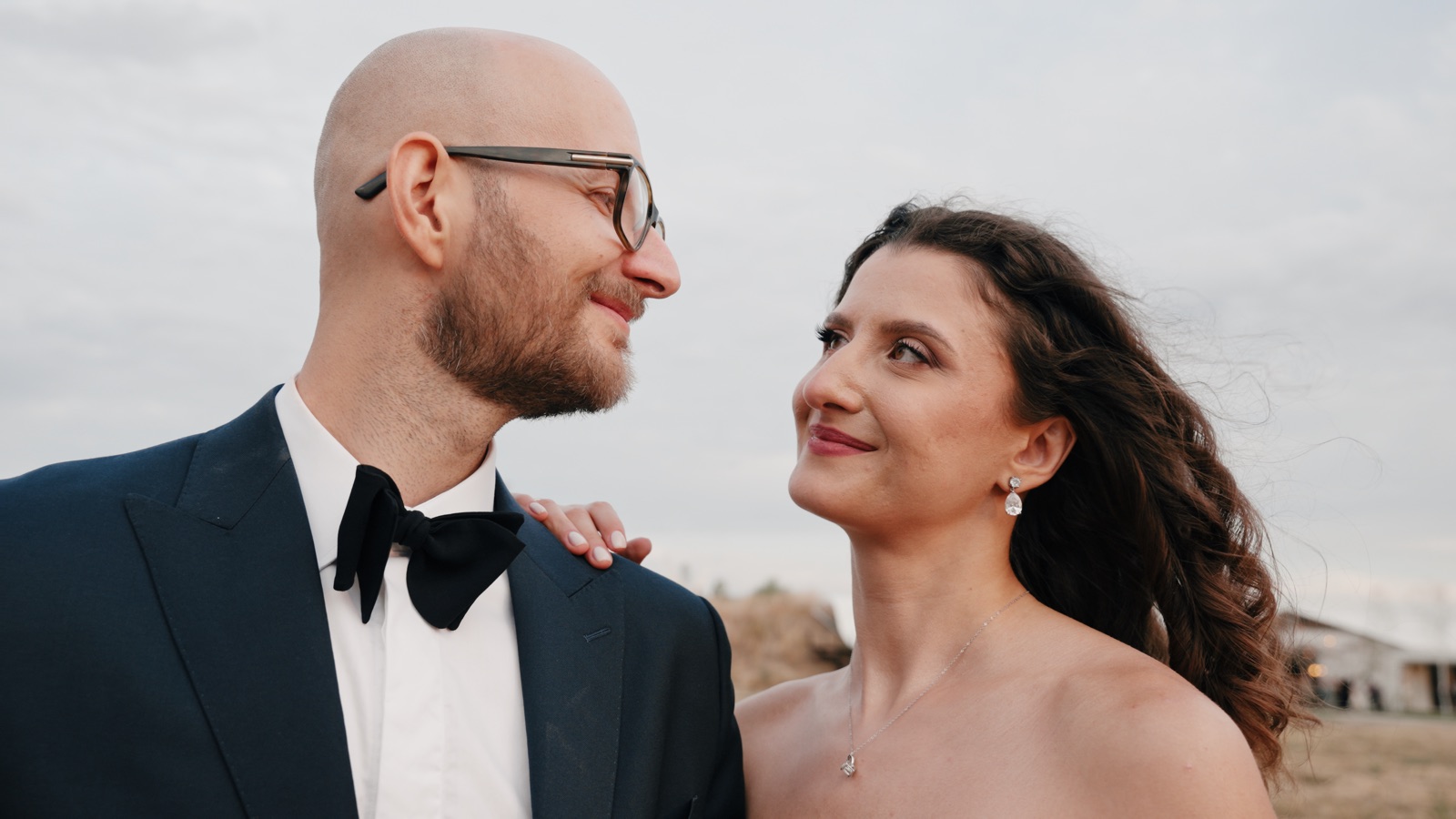 Portret apropiat cu Sorin și Oana privindu-se, la apus, pe câmpul de la Province